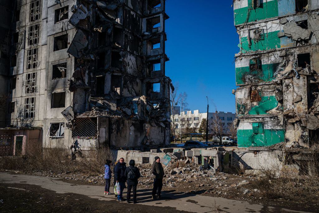 Un grupo de personas observan los daños en edificios de Borodyanka en Ucrania