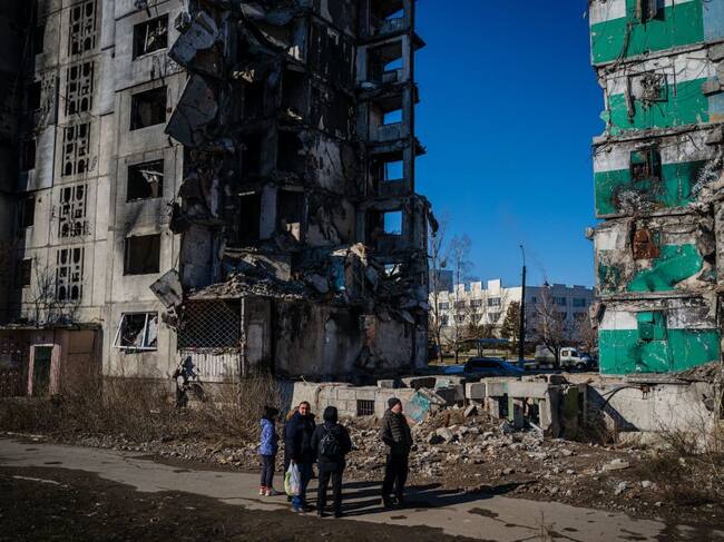 Un grupo de personas observan los daños en edificios de Borodyanka en Ucrania
