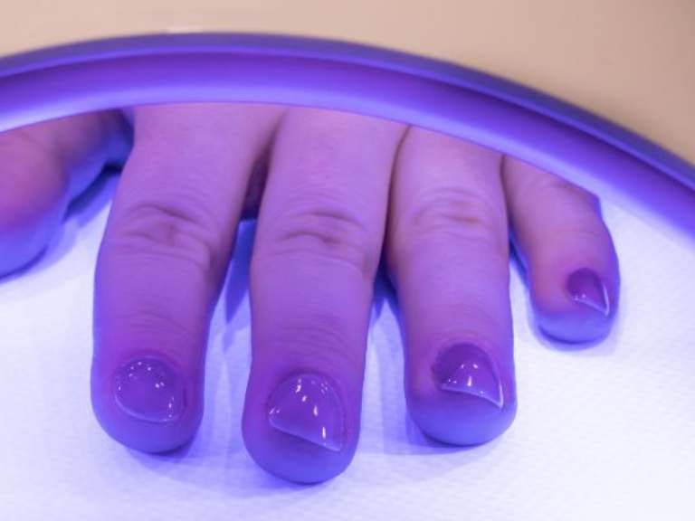 Estudio señala que secar las uñas con luz UV daña el ADN en tus manos