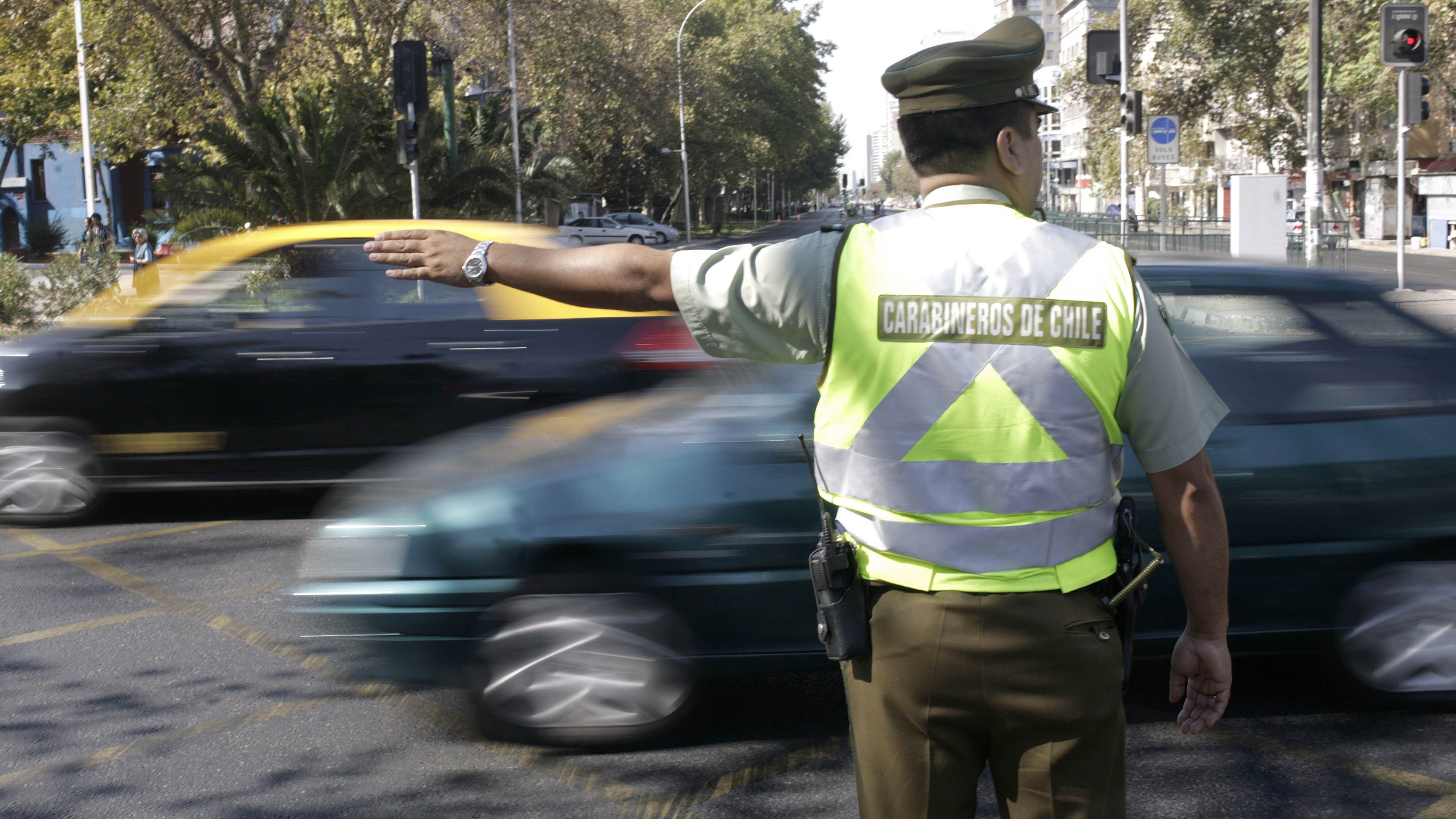 16 de marzo de 2014/ SANTIAGOUn Carabinero regula el tránsito en calle Vicuña Mackenna con Rancagua en Santiago Centro, debido a una competencia en el marco de los Juegos Odesur, los capitalinos y especialmente los automovilistas han debido buscar rutas alternativas para desplazarce, sin que se generen tacos hasta el momento. Los cortes y desvíos de tránsito se extenderan todo el dia.
FOTO: DAVID VON BLOHN/AGENCIAUNO