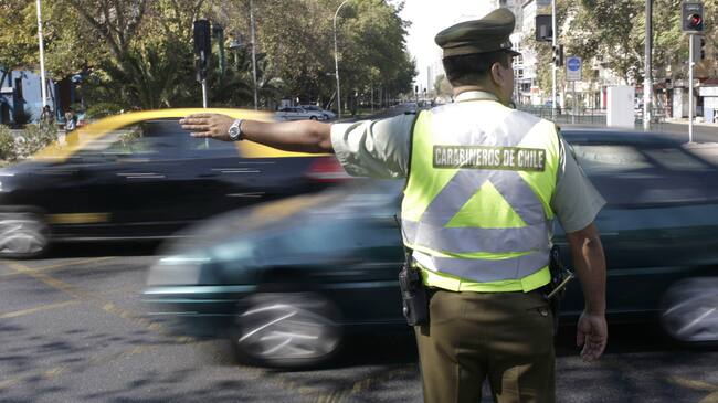 16 de marzo de 2014/ SANTIAGOUn Carabinero regula el tránsito en calle Vicuña Mackenna con Rancagua en Santiago Centro, debido a una competencia en el marco de los Juegos Odesur, los capitalinos y especialmente los automovilistas han debido buscar rutas alternativas para desplazarce, sin que se generen tacos hasta el momento. Los cortes y desvíos de tránsito se extenderan todo el dia.
FOTO: DAVID VON BLOHN/AGENCIAUNO