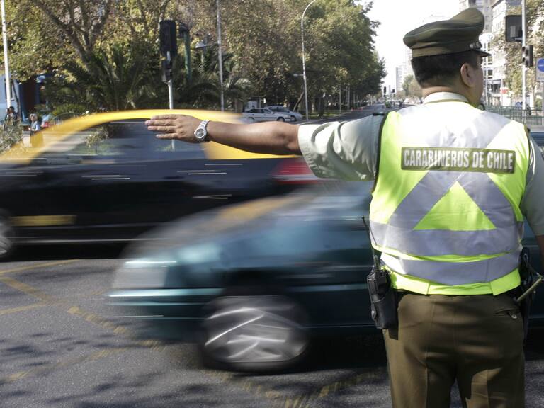 16 de marzo de 2014/ SANTIAGOUn Carabinero regula el tránsito en calle Vicuña Mackenna con Rancagua en Santiago Centro, debido a una competencia en el marco de los Juegos Odesur, los capitalinos y especialmente los automovilistas han debido buscar rutas alternativas para desplazarce, sin que se generen tacos hasta el momento. Los cortes y desvíos de tránsito se extenderan todo el dia.
FOTO: DAVID VON BLOHN/AGENCIAUNO