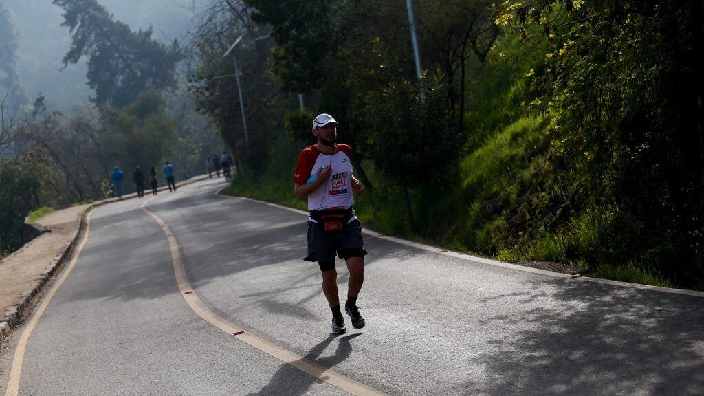 15 de AGOSTO del 2016/SANTIAGO Cientos de personas llegaron hasta el Parque Metropolitano de Santiago para practicar diversos deportes a pesar que la Intendencia Metropolitana decretara para hoy Alerta Ambiental por las malas condiciones de ventilacin en la cuenca de Santiago. En la imagen un hombre corre por una subida del Cerro San Cristobal
FOTO:FRANCISCO FLORES SEGUEL/AGENCIAUNO