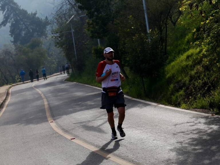 15 de AGOSTO del 2016/SANTIAGO Cientos de personas llegaron hasta el Parque Metropolitano de Santiago para practicar diversos deportes a pesar que la Intendencia Metropolitana decretara para hoy Alerta Ambiental por las malas condiciones de ventilacin en la cuenca de Santiago. En la imagen un hombre corre por una subida del Cerro San Cristobal
FOTO:FRANCISCO FLORES SEGUEL/AGENCIAUNO