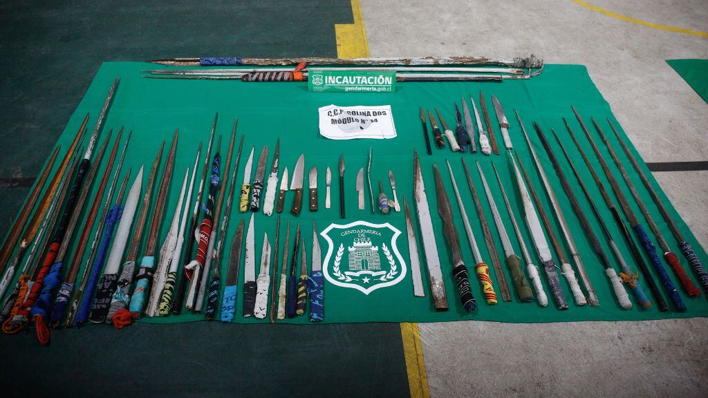 Armas requisadas en el allanamiento. / Agencia Uno.