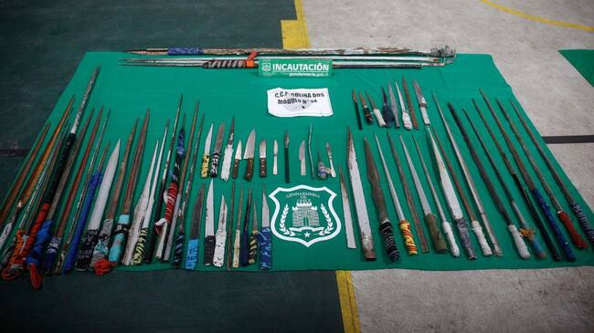 Armas requisadas en el allanamiento. / Agencia Uno.
