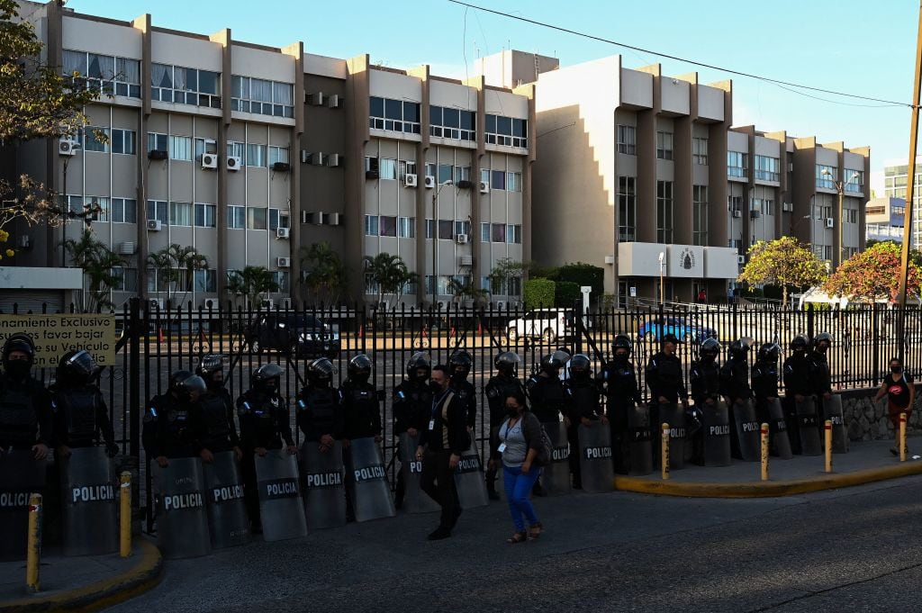 La policía custodia la sede del poder judicial en Tegucigalpa