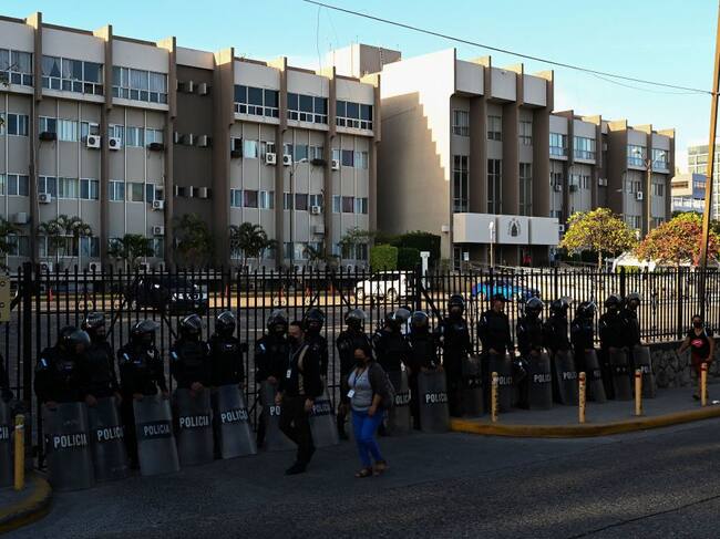 La policía custodia la sede del poder judicial en Tegucigalpa