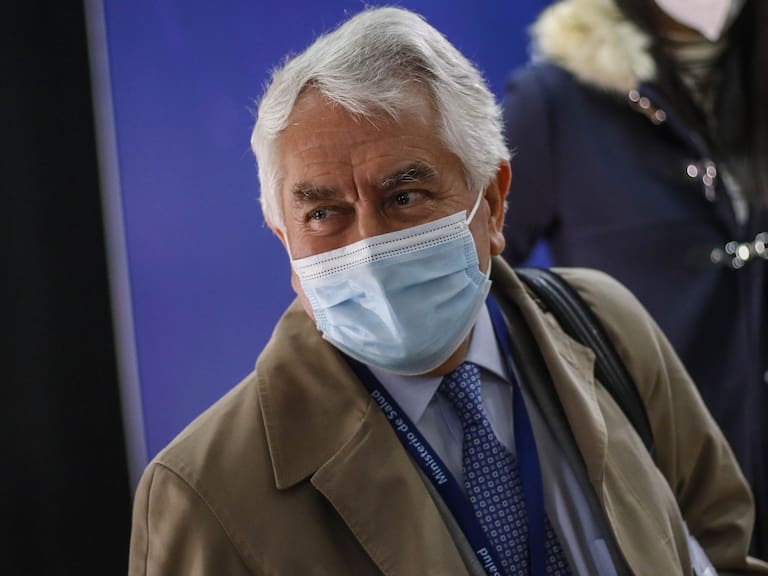 1 de julio del 2020/SANTIAGOEl ministro de Salud, Enrique Paris, conversa con periodistas, antes de retirarse del Palacio de La Moneda, tras realizar el balance diario de contagiados y fallecidos por covid en Chile.
FOTO: SEBASTIAN BELTRAN GAETE/AGENCIAUNO