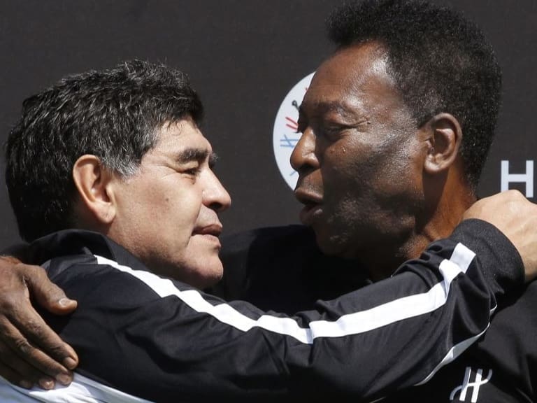 Pelé y Diego Maradona, la rivalidad del fútbol mundial que pasa a la eternidad