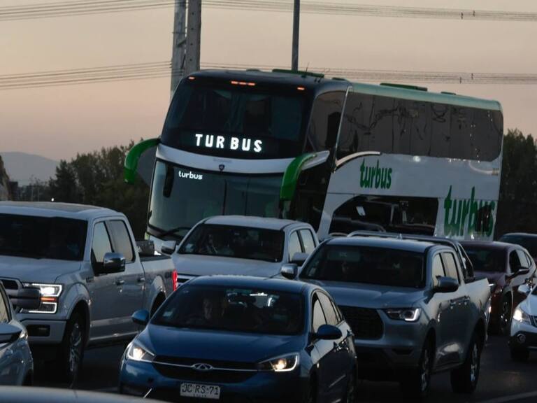 Autoridades esperan salida de casi 120 mil vehículos este viernes desde la Región Metropolitana por fin de semana largo