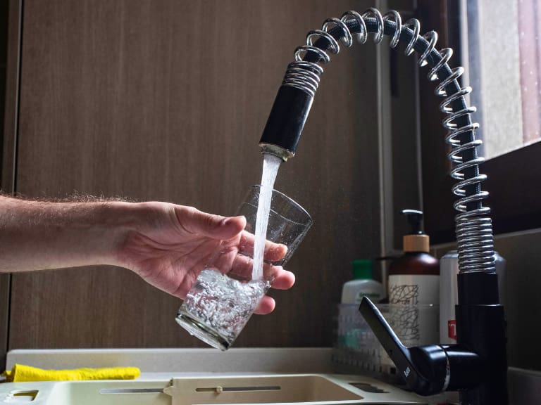 Aguas Andinas anuncia corte de agua en Santiago para este miércoles 8 de abril: estas son las 4 comunas afectadas