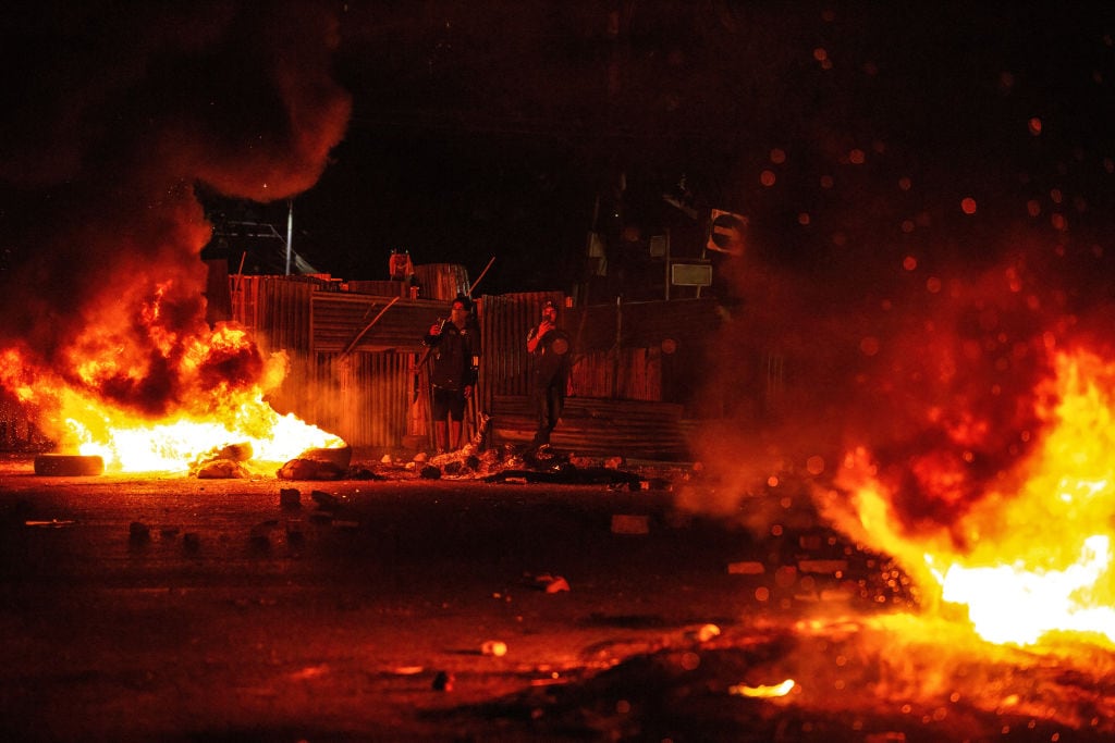 Manifestantes incendian barricadas para detener a la policía en Rangún