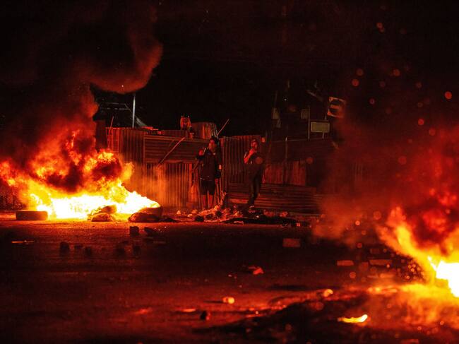 Manifestantes incendian barricadas para detener a la policía en Rangún
