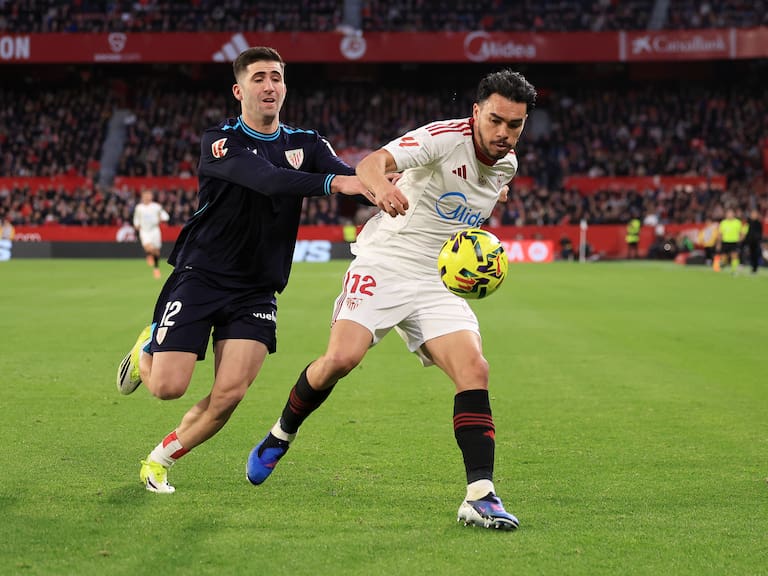 Suazo celebra su primera victoria del 2026 con el Sevilla