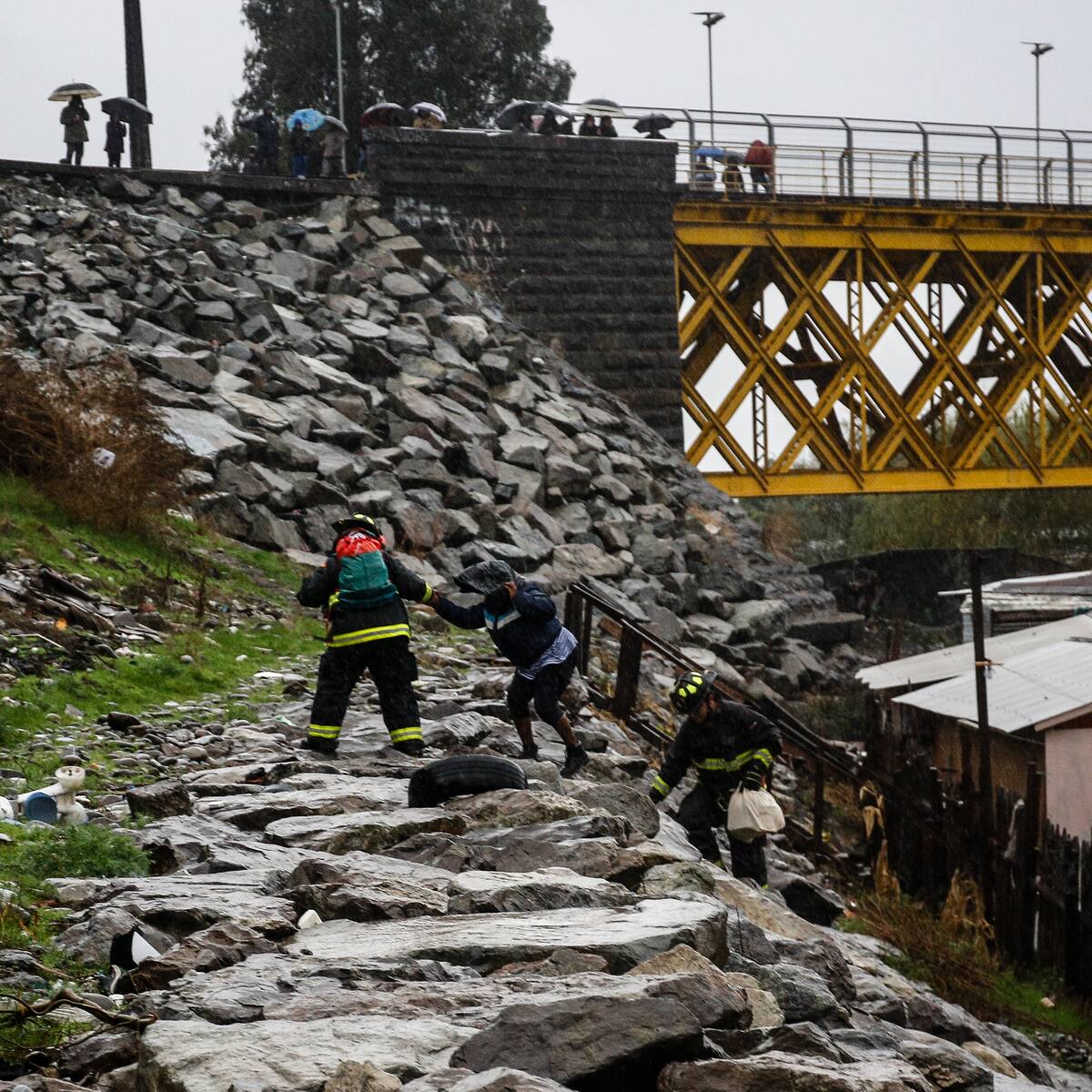 “Salgan de ese lugar por favor”: alcalde de Talagante alerta por crecida del Mapocho y pide evacuar campamento de 642 viviendas