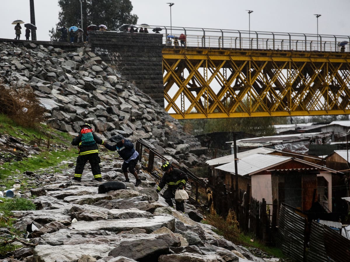 “Salgan de ese lugar por favor”: alcalde de Talagante alerta por crecida del Mapocho y pide evacuar campamento de 642 viviendas