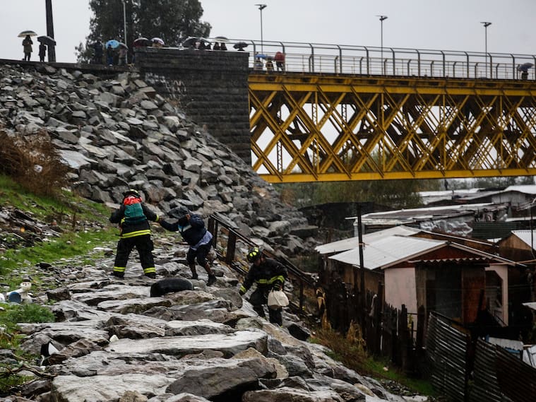Evacuación de Campamento Rivera del Río en Talagante