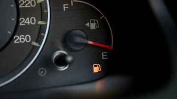 ¿Qué significa realmente la ‘E’ en el medidor de gasolina? No es lo que muchos creen