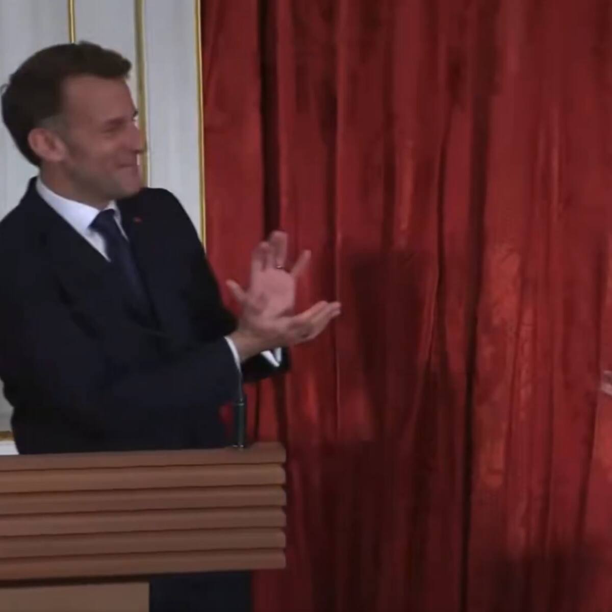 Guiño a Dragon Ball: Macron sorprende en rueda de prensa al imitar un “Kamehameha” junto a la primera ministra de Japón