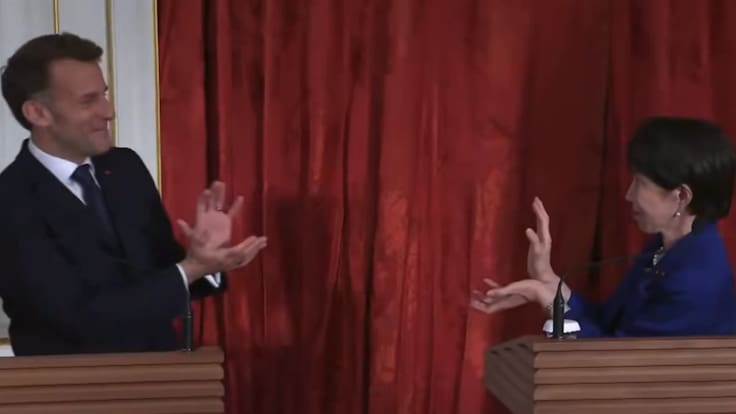 Guiño a Dragon Ball: Macron sorprende en rueda de prensa al imitar un “Kamehameha” junto a la primera ministra de Japón