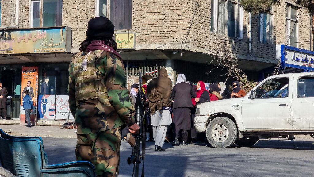 Talibanes armados rodean la manifestación de un grupo de mujeres afganas en Kabul