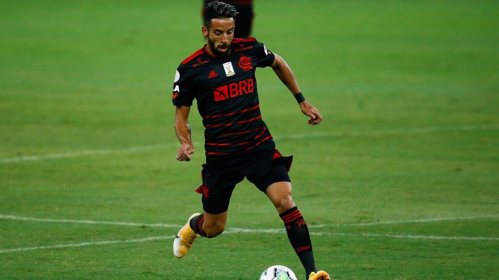 RIO DE JANEIRO, BRAZIL - OCTOBER 15: Mauricio Isla of Flamengo runs with the ball during the match between Flamengo and Red Bull Bragantino as part of the Brasileirao Series A at Maracana Stadium on October 15, 2020 in Rio de Janeiro, Brazil. (Photo by Bruna Prado/Getty Images)