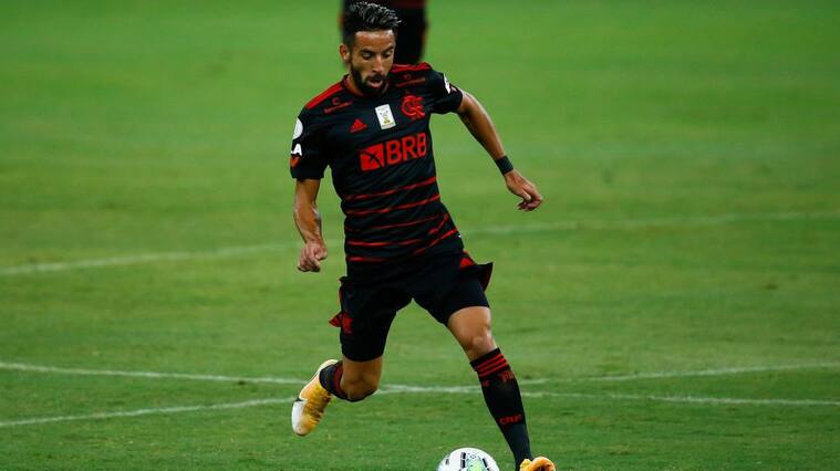 RIO DE JANEIRO, BRAZIL - OCTOBER 15: Mauricio Isla of Flamengo runs with the ball during the match between Flamengo and Red Bull Bragantino as part of the Brasileirao Series A at Maracana Stadium on October 15, 2020 in Rio de Janeiro, Brazil. (Photo by Bruna Prado/Getty Images)