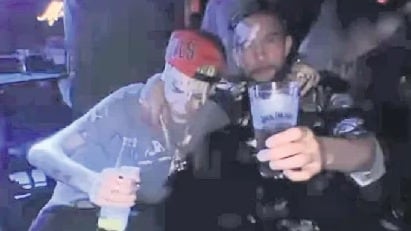 "Te quieren saludar los de la Católica": Marcianeke relata su noche con Mauricio Isla y jugadores de la UC
