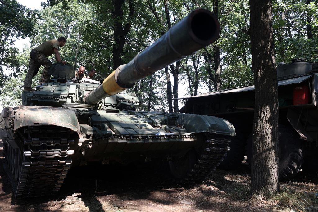 Soldados de Ucrania alistan un tanque en medio de la guerra