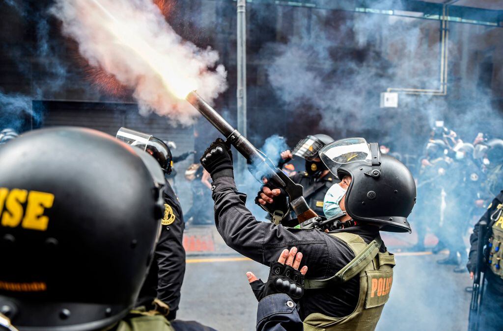 La policía lanza gases en contra de los manifestantes en Lima
