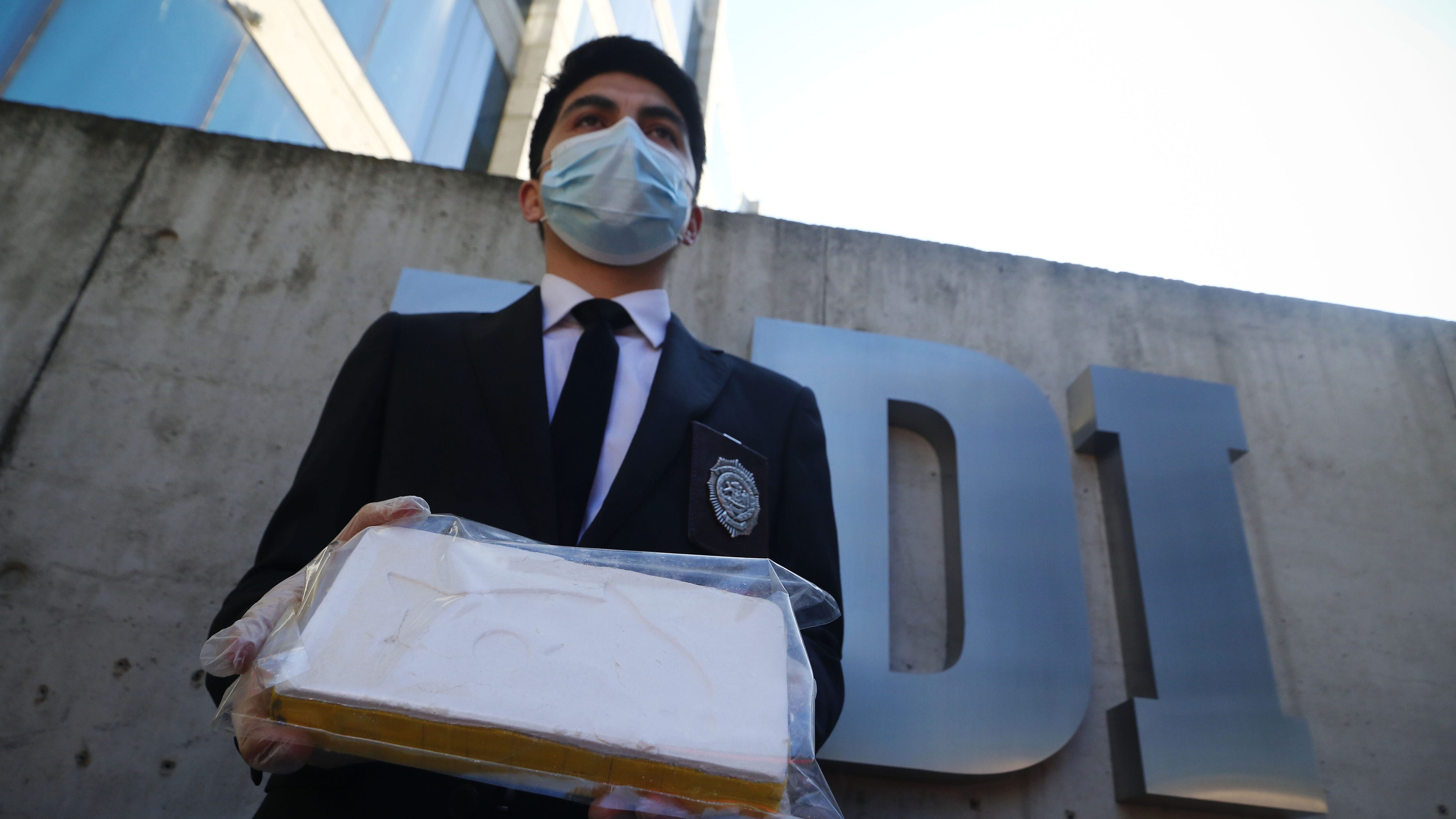12 DE SEPTIEMBRE DE 2022/VALPARAISOUn efectivo de la PDI muestra un ladrillo de droga marcado con un delfín, tras la operación Cancerbero, realizada por la Brigada Antinarcóticos y Contra el Crimen Organizado (BRIANCO) de la PDI Valparaíso, en donde detuvo a cinco personas dedicadas de una banda que internaba droga desde el norte del país. Se incautaron 110 kilos de clorhidrato de cocaína en paquetes marcados con diferentes logos de compresión, además, de cerca de tres kilos de cocaína base y 432 gramos de cannabis sativa.
FOTO: LEONARDO RUBILAR CHANDIA/AGENCIAUNO