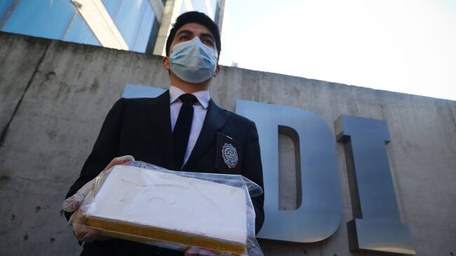 12 DE SEPTIEMBRE DE 2022/VALPARAISOUn efectivo de la PDI muestra un ladrillo de droga marcado con un delfín, tras la operación Cancerbero, realizada por la Brigada Antinarcóticos y Contra el Crimen Organizado (BRIANCO) de la PDI Valparaíso, en donde detuvo a cinco personas dedicadas de una banda que internaba droga desde el norte del país. Se incautaron 110 kilos de clorhidrato de cocaína en paquetes marcados con diferentes logos de compresión, además, de cerca de tres kilos de cocaína base y 432 gramos de cannabis sativa.
FOTO: LEONARDO RUBILAR CHANDIA/AGENCIAUNO