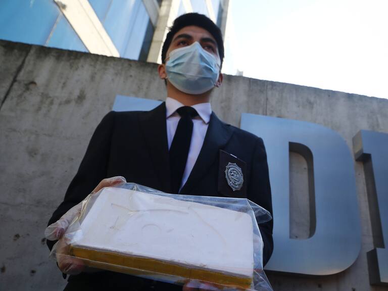 12 DE SEPTIEMBRE DE 2022/VALPARAISOUn efectivo de la PDI muestra un ladrillo de droga marcado con un delfín, tras la operación Cancerbero, realizada por la Brigada Antinarcóticos y Contra el Crimen Organizado (BRIANCO) de la PDI Valparaíso, en donde detuvo a cinco personas dedicadas de una banda que internaba droga desde el norte del país. Se incautaron 110 kilos de clorhidrato de cocaína en paquetes marcados con diferentes logos de compresión, además, de cerca de tres kilos de cocaína base y 432 gramos de cannabis sativa.
FOTO: LEONARDO RUBILAR CHANDIA/AGENCIAUNO