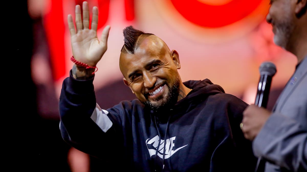 Arturo Vidal asistió al regreso de Mirko Jozic a Chile y no aguantó las lágrimas: emotiva imagen del “King”