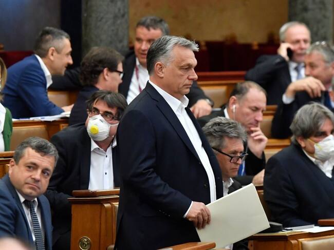 Orban se pasea por el parlamento húngaro durante la votación de leyes extraordinarias para su gobierno