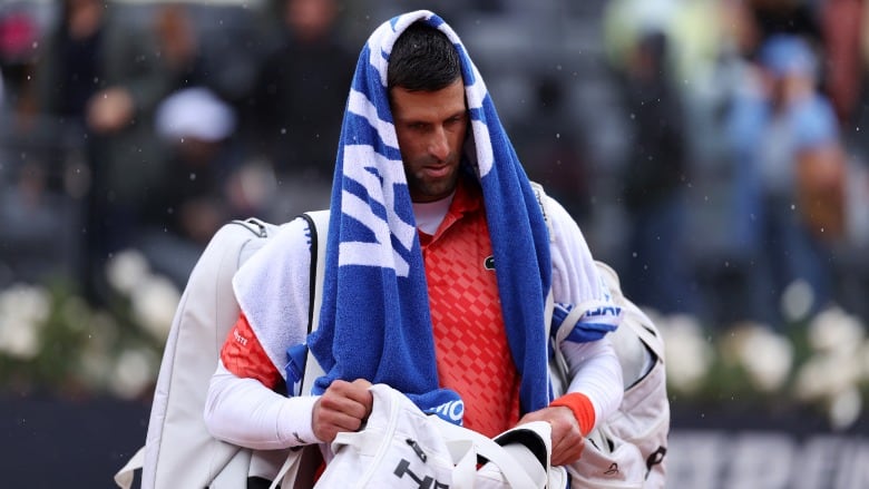 Fuera Alcaraz y también Djokovic: el serbio cae ante Holger Rune en otro batacazo del Masters 1000 de Roma 