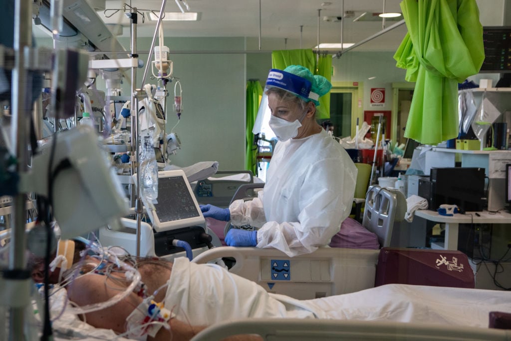 Doctora atiende a paciente Covid-19 en hospital de Lodi