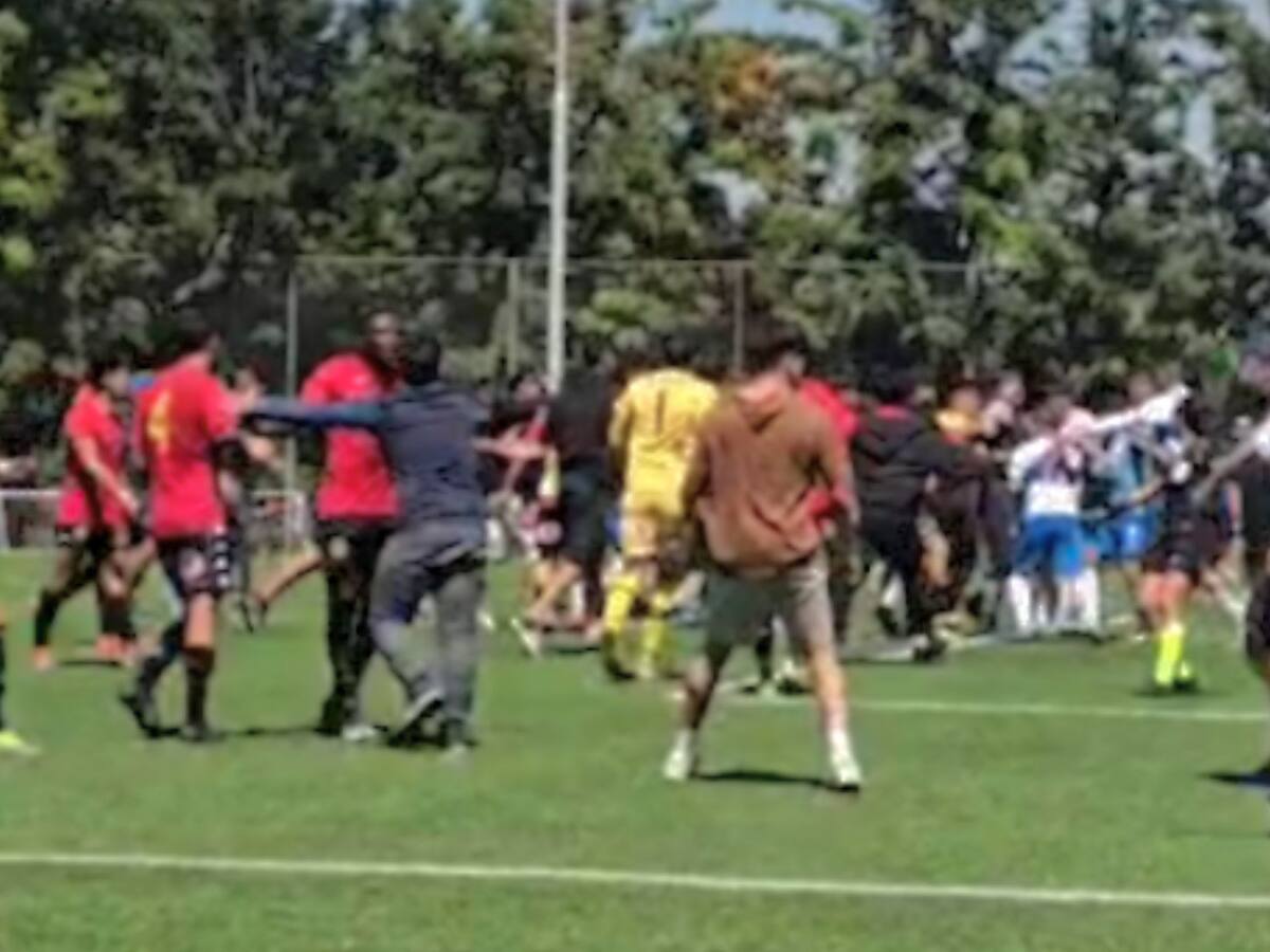“No nos enorgullece”: DT de la Proyección de la UC reacciona a la caótica pelea en partido con Unión Española