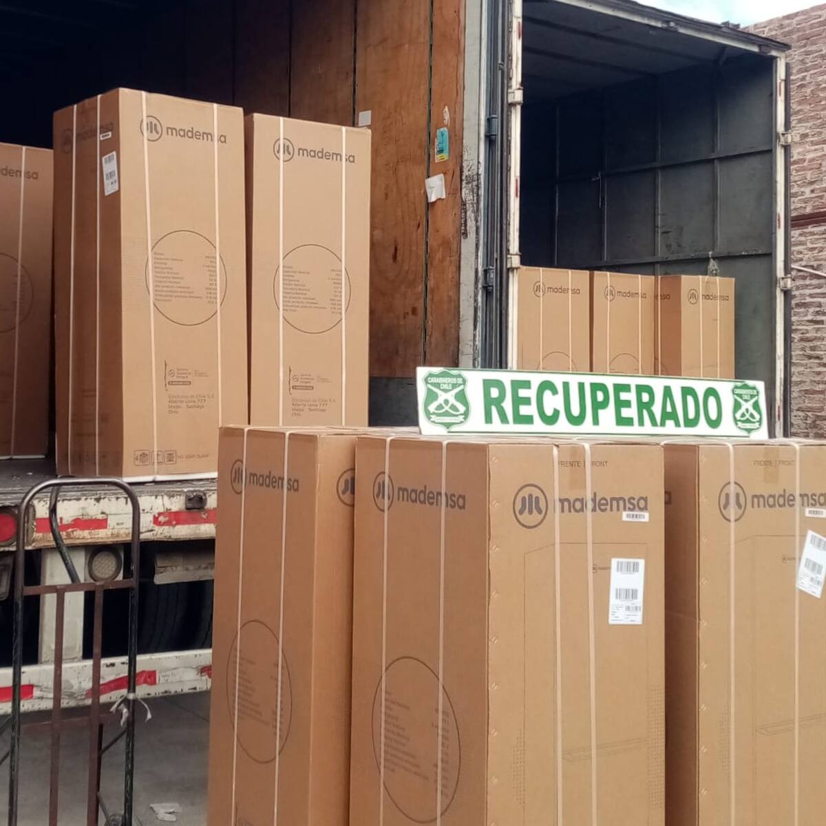 Recuperan camión con electrodomésticos robado en Lo Espejo: hallaron 100 refrigeradores en Recoleta