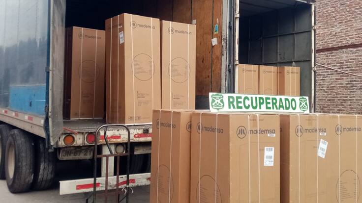 Recuperan camión con electrodomésticos robado en Lo Espejo: hallaron 100 refrigeradores en Recoleta