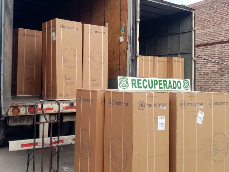 Recuperan camión con electrodomésticos robado en Lo Espejo: hallaron 100 refrigeradores en Recoleta