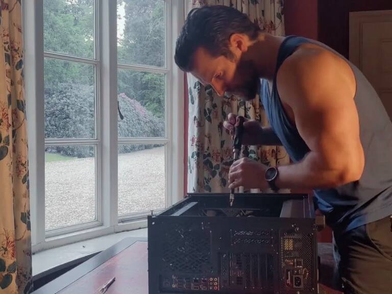 Henry Cavill hizo estallar las redes sociales armando computador gamer