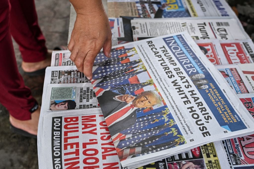 Un periódico en la ciudad de Manila en Filipinas informa del triunfo del republicano Donald Trump en la elección presidencial de Estados Unidos