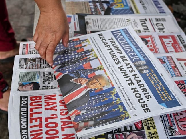 Un periódico en la ciudad de Manila en Filipinas informa del triunfo del republicano Donald Trump en la elección presidencial de Estados Unidos