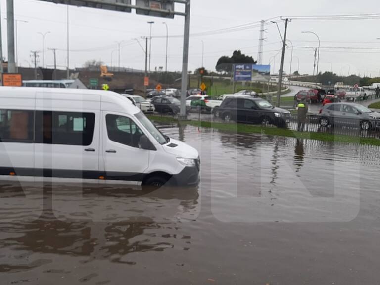 Sistema frontal en regiones: Inundación en Concepción obligó al rescate de pasajeros atrapados en furgón