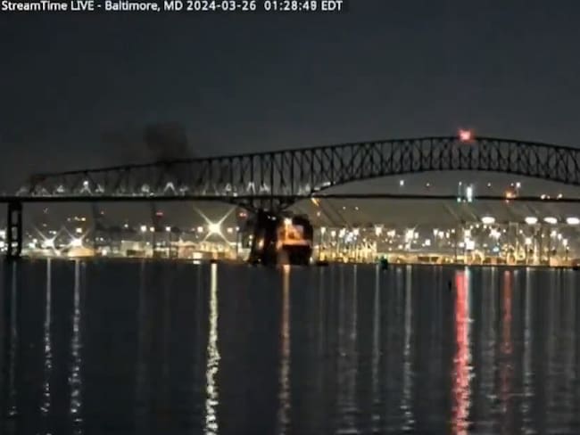 Estados Unidos: un barco de carga choca un mega puente y lo hace colapsar en Baltimore