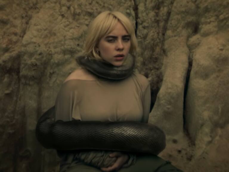 Con una anaconda en el cuello, Billie Eilish lanzó el videoclip de «Your Power», su nueva canción
