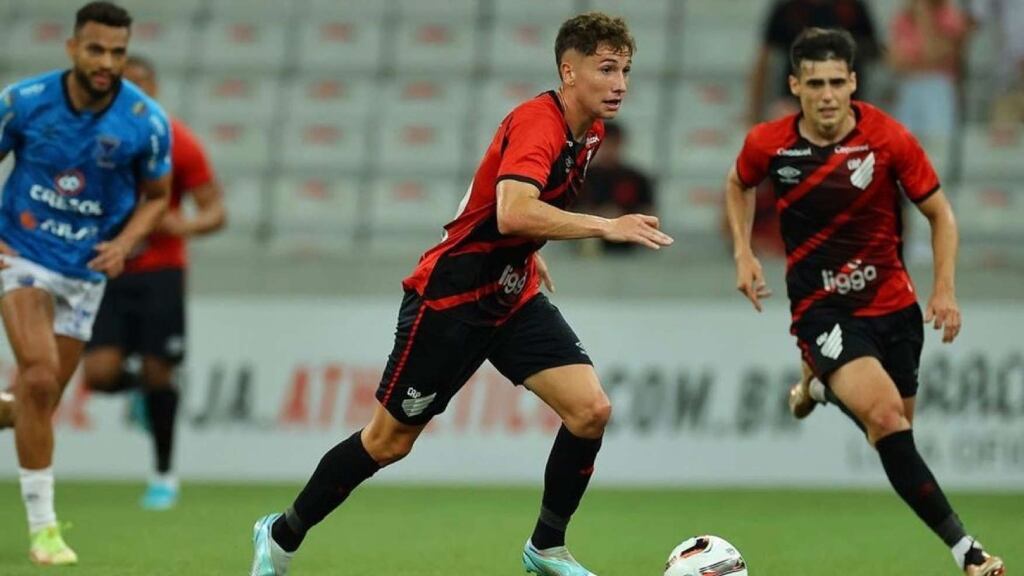 Deperdició una clara chance de gol: Luciano Arriagada sumó primera titularidad en Athletico Paranaense