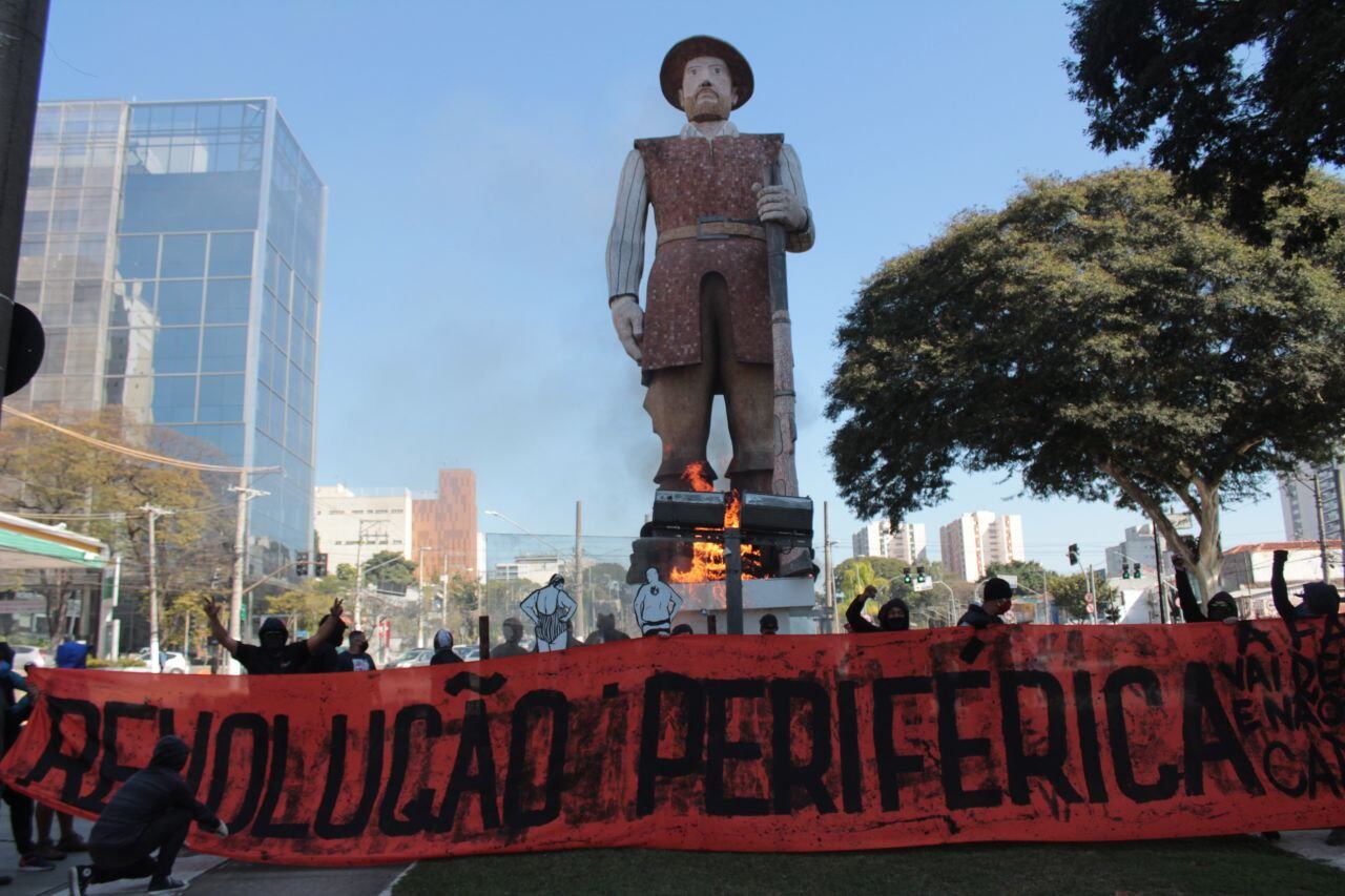 El momento en que se inicia el fuego en la estatua del esclavista Borba Gato